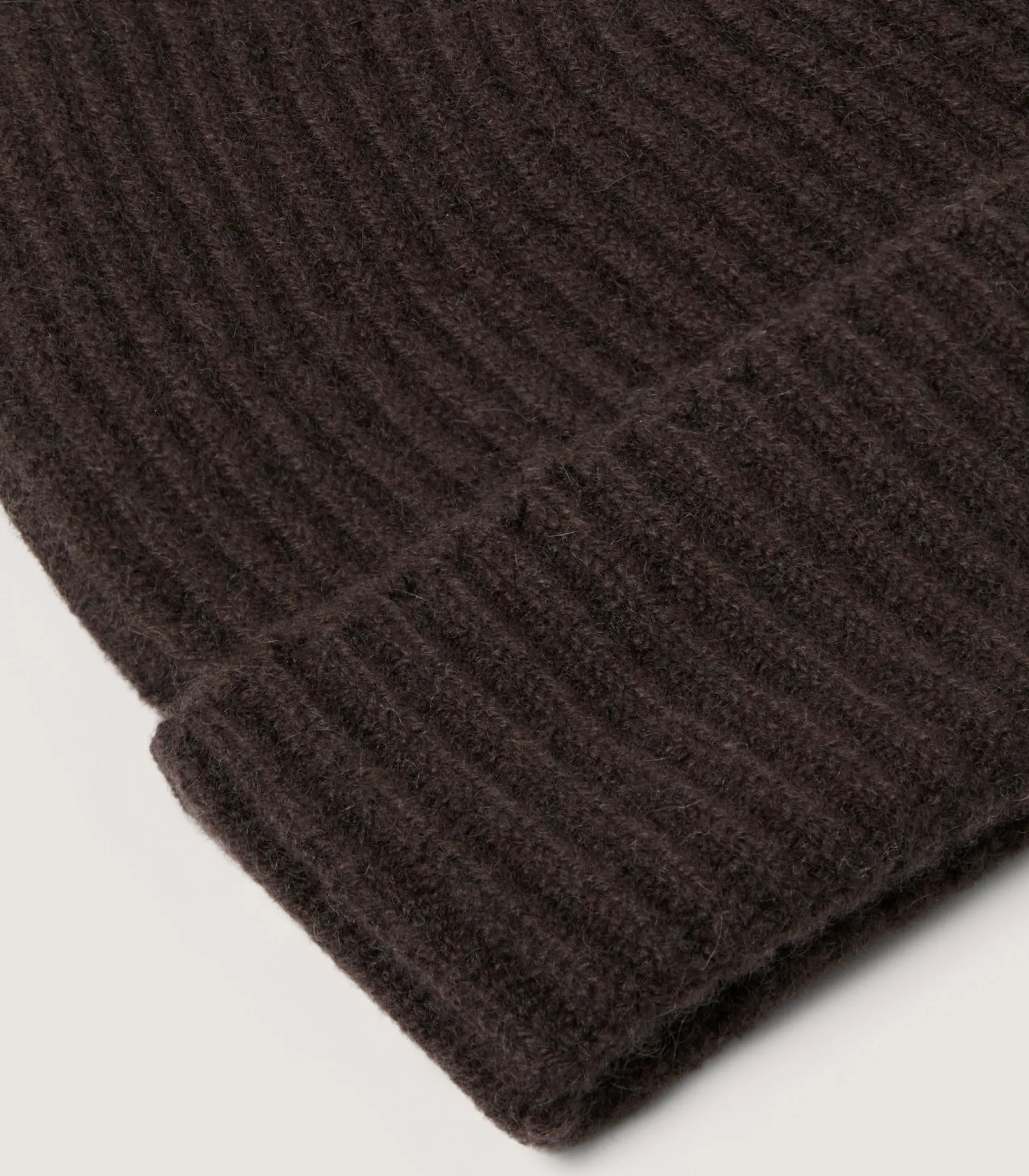 Women Purdey Unisex Ribbed Cashmere Beanie in Chocolate